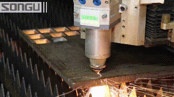 大功率光纖激光(guang)切割機切割碳鋼工(gong)件