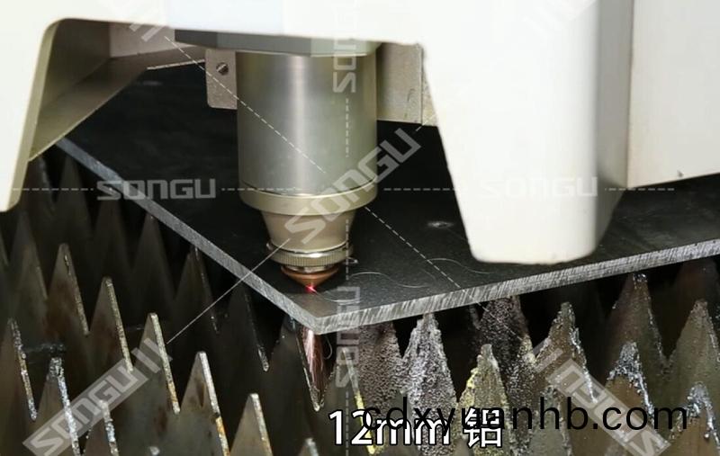 大功率(lv)光纖(xian)激光切割機切割鋁板工件