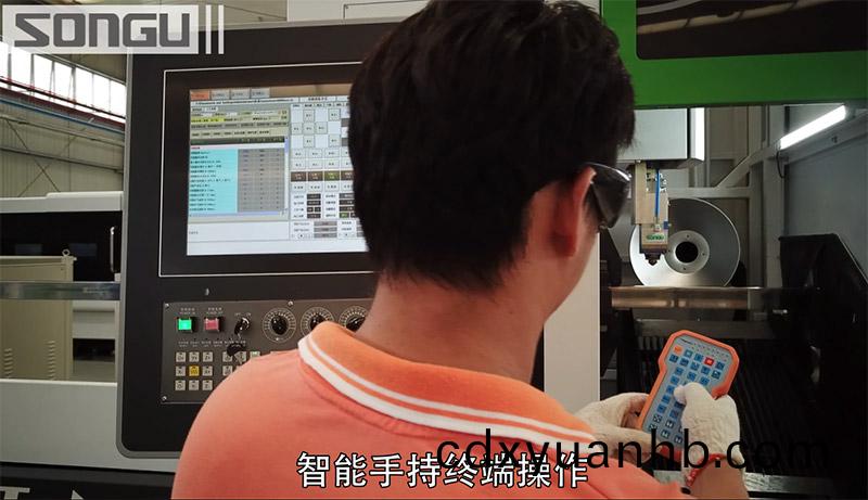 操作員(yuan)操作方管激光切割機(jī)切割管材